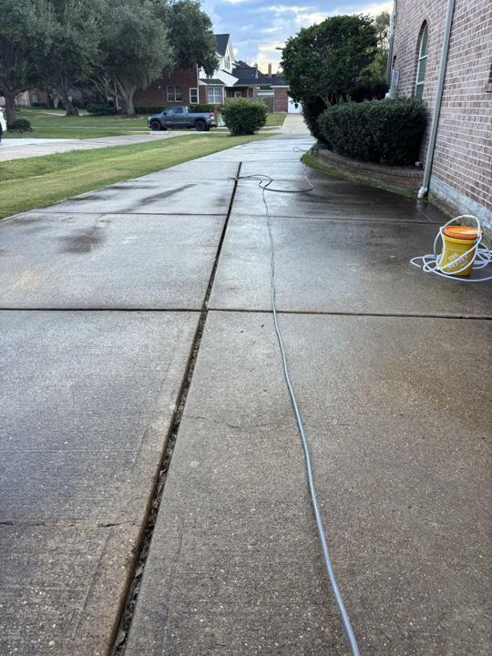 Side driveway concrete before cleaning