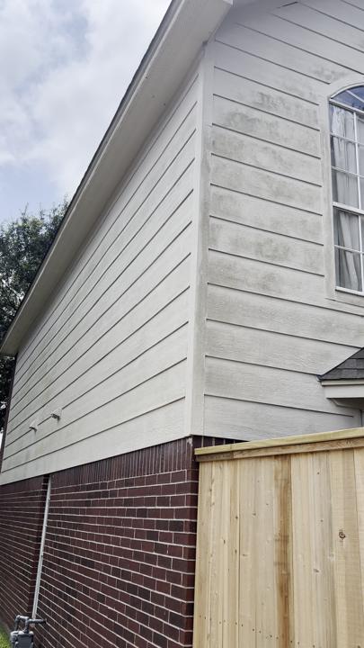Siding wall with arched window before cleaning