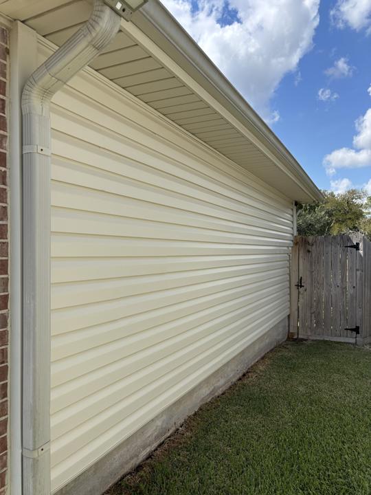 Vinyl siding wall after cleaning