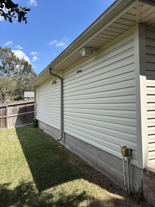 Vinyl siding side wall after cleaning